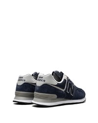 dunkelblaue und weiße Sportschuhe von New Balance