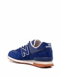 dunkelblaue und weiße Sportschuhe von New Balance