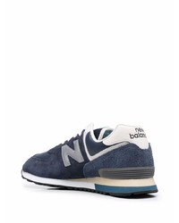 dunkelblaue und weiße Sportschuhe von New Balance