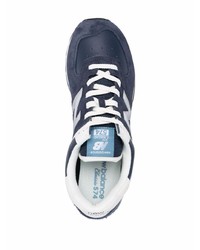 dunkelblaue und weiße Sportschuhe von New Balance