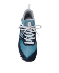 dunkelblaue und weiße Sportschuhe von New Balance