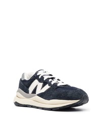 dunkelblaue und weiße Sportschuhe von New Balance