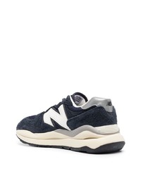 dunkelblaue und weiße Sportschuhe von New Balance