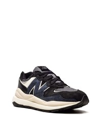 dunkelblaue und weiße Sportschuhe von New Balance