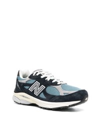 dunkelblaue und weiße Sportschuhe von New Balance