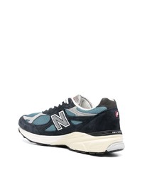 dunkelblaue und weiße Sportschuhe von New Balance