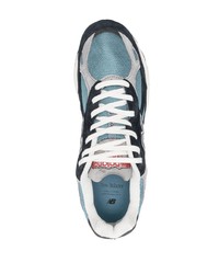 dunkelblaue und weiße Sportschuhe von New Balance