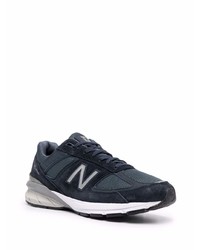 dunkelblaue und weiße Sportschuhe von New Balance