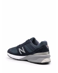 dunkelblaue und weiße Sportschuhe von New Balance