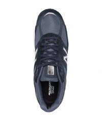 dunkelblaue und weiße Sportschuhe von New Balance