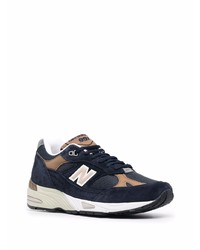 dunkelblaue und weiße Sportschuhe von New Balance