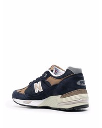 dunkelblaue und weiße Sportschuhe von New Balance