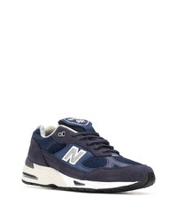 dunkelblaue und weiße Sportschuhe von New Balance