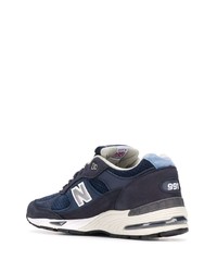 dunkelblaue und weiße Sportschuhe von New Balance