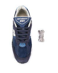 dunkelblaue und weiße Sportschuhe von New Balance