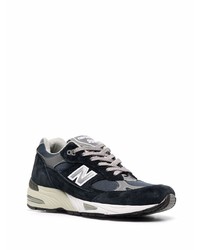 dunkelblaue und weiße Sportschuhe von New Balance