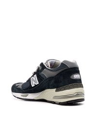 dunkelblaue und weiße Sportschuhe von New Balance