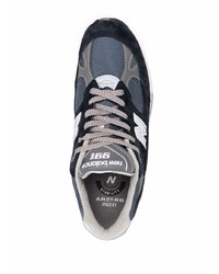 dunkelblaue und weiße Sportschuhe von New Balance