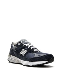 dunkelblaue und weiße Sportschuhe von New Balance