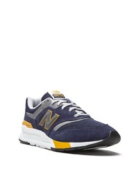 dunkelblaue und weiße Sportschuhe von New Balance