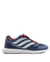 dunkelblaue und weiße Sportschuhe von adidas