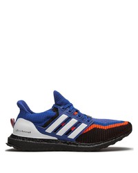 dunkelblaue und weiße Sportschuhe von adidas