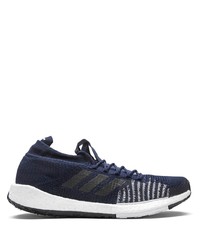 dunkelblaue und weiße Sportschuhe von adidas