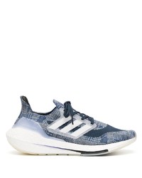 dunkelblaue und weiße Sportschuhe von adidas