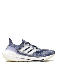 dunkelblaue und weiße Sportschuhe von adidas