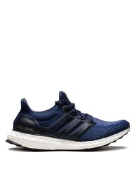 dunkelblaue und weiße Sportschuhe von adidas