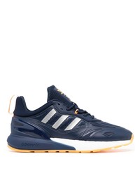 dunkelblaue und weiße Sportschuhe von adidas