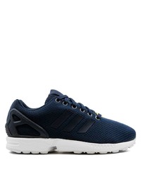 dunkelblaue und weiße Sportschuhe von adidas