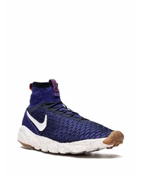 dunkelblaue und weiße Sportschuhe von Nike