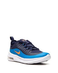 dunkelblaue und weiße Sportschuhe von Nike