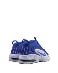 dunkelblaue und weiße Sportschuhe von Nike