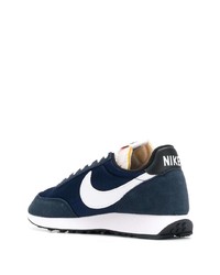 dunkelblaue und weiße Sportschuhe von Nike