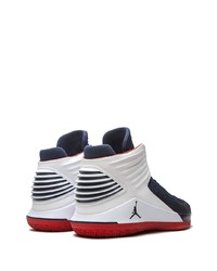 dunkelblaue und weiße Sportschuhe von Jordan