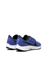 dunkelblaue und weiße Sportschuhe von Nike