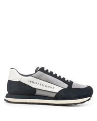 dunkelblaue und weiße Sportschuhe von Armani Exchange