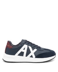 dunkelblaue und weiße Sportschuhe von Armani Exchange