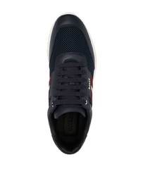 dunkelblaue und weiße Sportschuhe von Bally