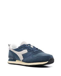 dunkelblaue und weiße Sportschuhe von Diadora