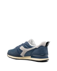 dunkelblaue und weiße Sportschuhe von Diadora