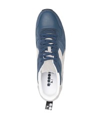 dunkelblaue und weiße Sportschuhe von Diadora