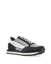 dunkelblaue und weiße Sportschuhe von Armani Exchange