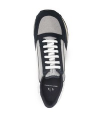 dunkelblaue und weiße Sportschuhe von Armani Exchange