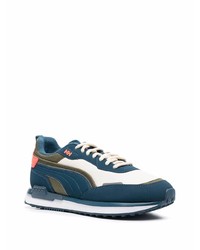 dunkelblaue und weiße Sportschuhe von Puma