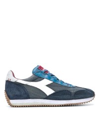 dunkelblaue und weiße Sportschuhe von Diadora