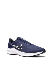 dunkelblaue und weiße Sportschuhe von Nike