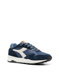 dunkelblaue und weiße Sportschuhe von Diadora